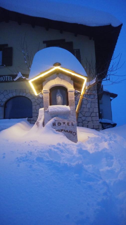 Hotel Altopiano Delle Rocche Rocca di Mezzo Exterior photo